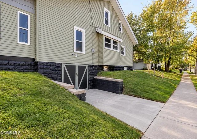 Photo 3 of Single family home for sale at 1827 Calumet Ave, Toledo, OH 43607 | MLS# 10014614 | Listing updated on 2026-10-27