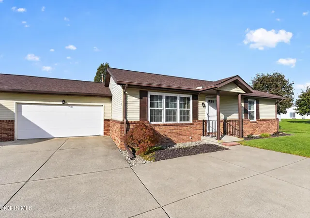 Listing Photo 2 - Condo for sale in building located at 7 Edith Ct, Bowling Green, OH 43402