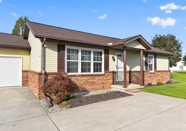 Listing Photo 1 - Condo for sale in building located at 7 Edith Ct, Bowling Green, OH 43402 - Unit #