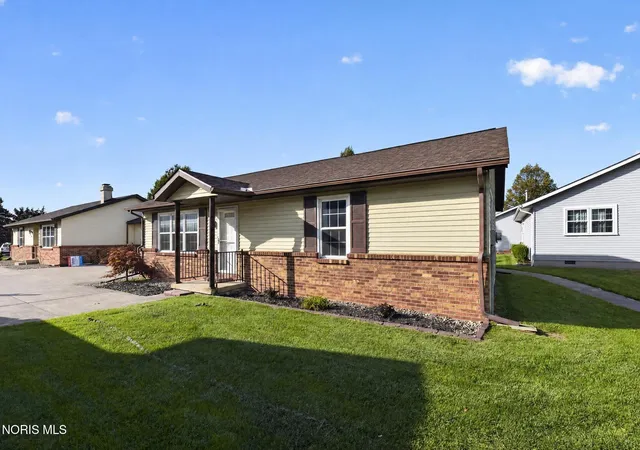 Listing Photo 5 - Condo for sale in building located at 7 Edith Ct, Bowling Green, OH 43402