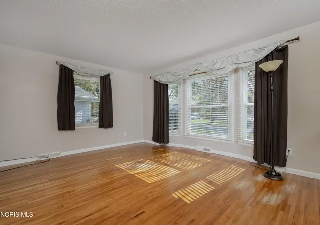 Photo 3 of Single family home for sale at 2310 Ann Dr, Toledo, OH 43613 | MLS# 10014539 | Listing updated on 2026-10-25