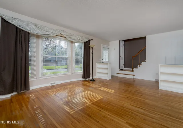 Photo 4 of Single family home for sale at 2310 Ann Dr, Toledo, OH 43613 | MLS# 10014539 | Listing updated on 2026-10-25