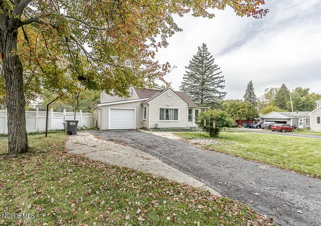Photo 2 of Single family home for sale at 5079 Winona Dr, Toledo, OH 43613 | MLS# 10014853 | Listing updated on 2026-10-27