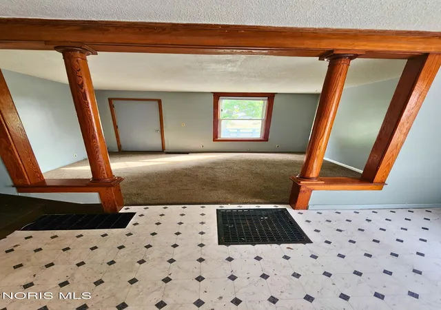Photo 3 of Sale Pending at 1106 White St, Toledo, OH 43605 | MLS# 10014683 | Listing updated on 2026-10-23