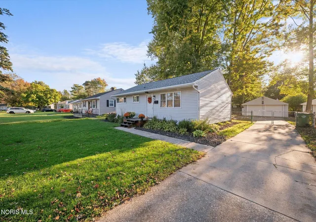 Photo 2 of Single family home for sale at 863 Lamonde Dr, Maumee, OH 43537 | MLS# 10014557 | Listing updated on 2026-10-26
