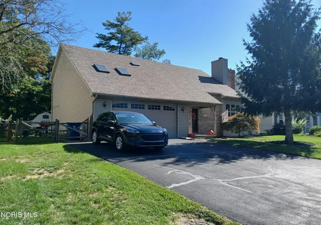 Photo 2 of Single family home for sale at 5414 Allison Ln, Sylvania, OH 43560 | MLS# 10014715 | Listing updated on 2026-10-29