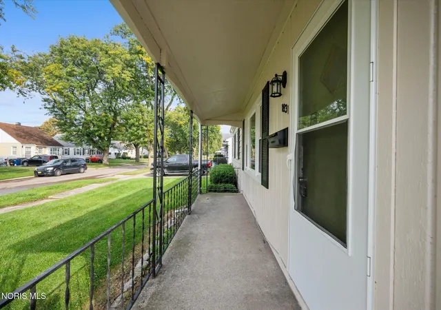 Photo 3 of Single family home for sale at 1831 Schomberg St, Toledo, OH 43605 | MLS# 10014634 | Listing updated on 2026-10-24