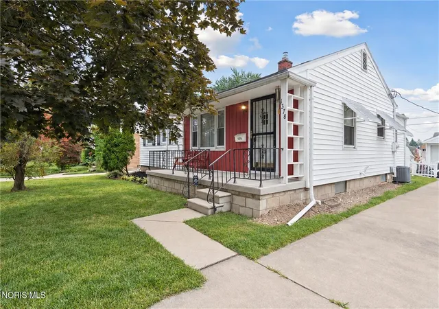 Photo 2 of Sale Pending at 1378 June Dr, Maumee, OH 43537 | MLS# 10014593 | Listing updated on 2026-10-27