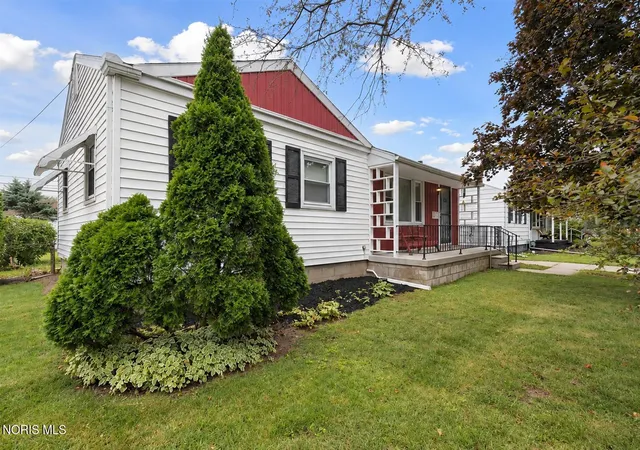Photo 3 of Sale Pending at 1378 June Dr, Maumee, OH 43537 | MLS# 10014593 | Listing updated on 2026-10-27