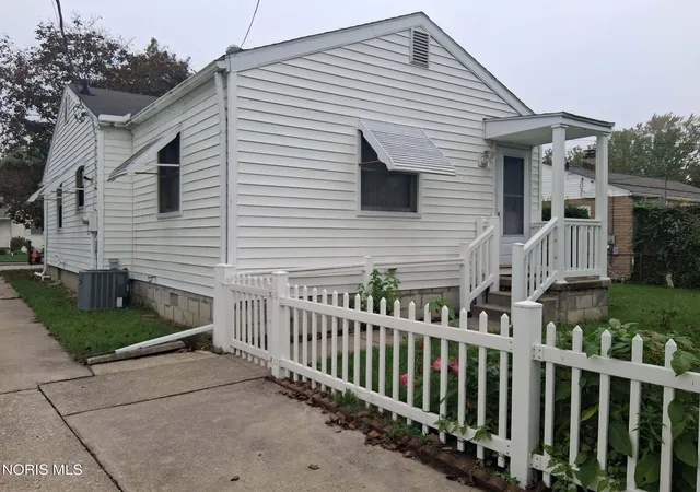 Photo 4 of Sale Pending at 1378 June Dr, Maumee, OH 43537 | MLS# 10014593 | Listing updated on 2026-10-27