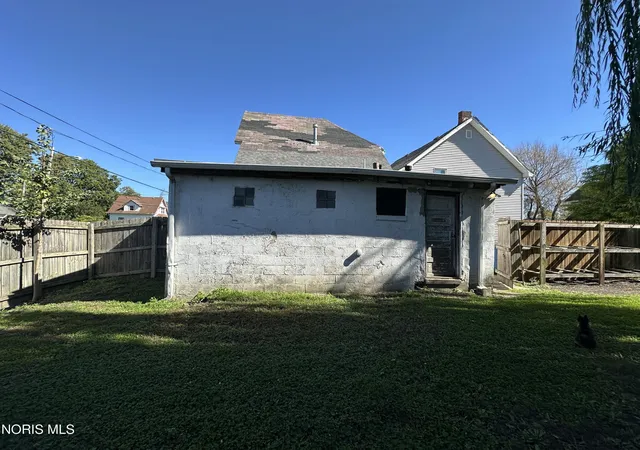 Photo 3 of Single family home for sale at 802 Yondota St, Toledo, OH 43605 | MLS# 10014601 | Listing updated on 2026-10-14