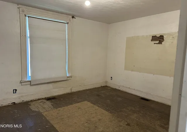 Photo 4 of Single family home for sale at 802 Yondota St, Toledo, OH 43605 | MLS# 10014601 | Listing updated on 2026-10-14
