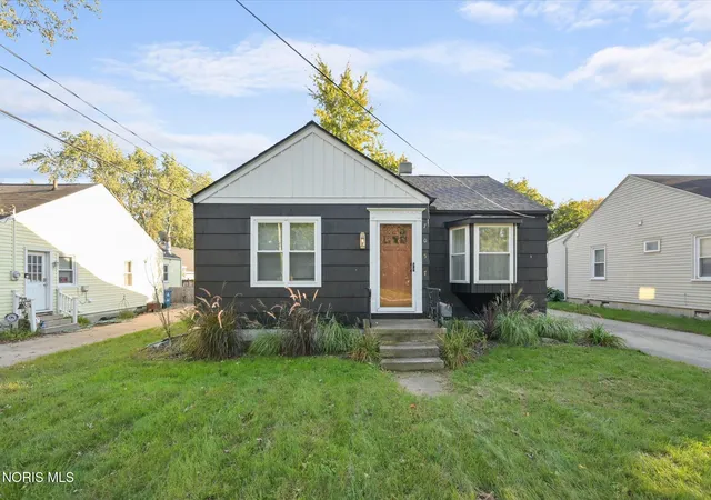 Photo 1 of Sale Pending at 7057 Convent Blvd, Sylvania, OH 43560 | MLS# 10014677 | Listing updated on 2026-10-29