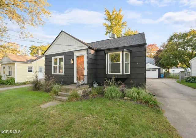 Photo 2 of Sale Pending at 7057 Convent Blvd, Sylvania, OH 43560 | MLS# 10014677 | Listing updated on 2026-10-29