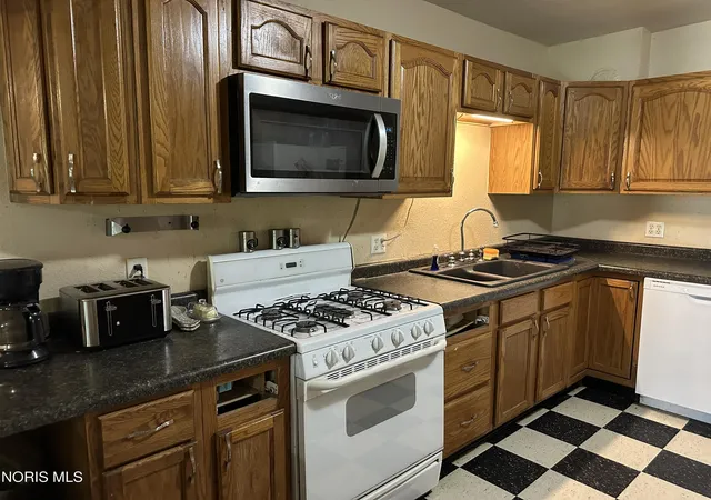Photo 3 of Single family home for sale at 804 Yondota St, Toledo, OH 43605 | MLS# 10014603 | Listing updated on 2026-10-14