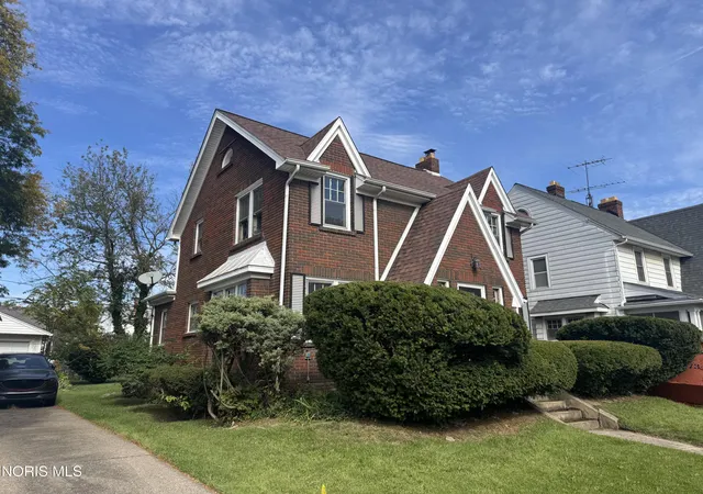 Photo 3 of Sale Pending at 1830 Wellesley Dr, Toledo, OH 43606 | MLS# 10014637 | Listing updated on 2026-10-20