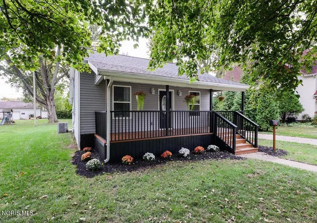 Photo 1 of Single family home for sale at 643 W Clinton St, Napoleon, OH 43545 | MLS# 10014621 | Listing updated on 2026-10-15