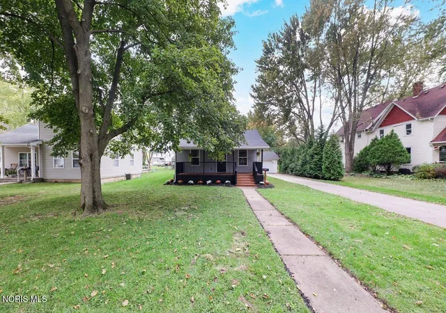 Photo 2 of Single family home for sale at 643 W Clinton St, Napoleon, OH 43545 | MLS# 10014621 | Listing updated on 2026-10-15