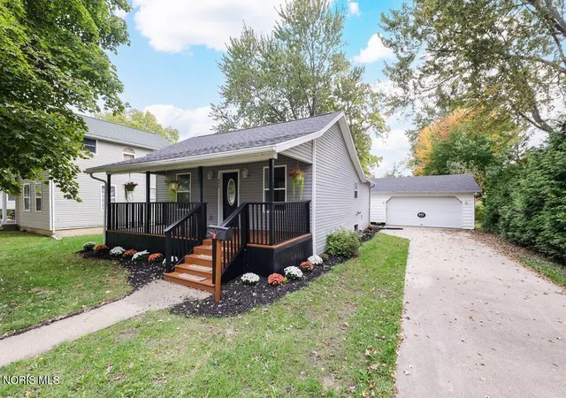 Photo 3 of Single family home for sale at 643 W Clinton St, Napoleon, OH 43545 | MLS# 10014621 | Listing updated on 2026-10-15