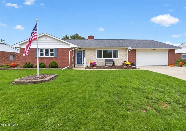 Photo 2 of Single family home for sale at 1050 Clairmont Ave, Napoleon, OH 43545 | MLS# 10014642 | Listing updated on 2026-10-26