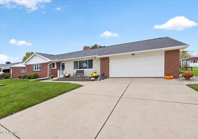 Photo 4 of Single family home for sale at 1050 Clairmont Ave, Napoleon, OH 43545 | MLS# 10014642 | Listing updated on 2026-10-26
