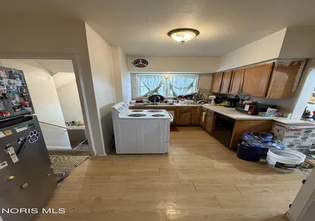 Photo 4 of Single family home for sale at 1387 Glenview Rd, Toledo, OH 43614 | MLS# 10014633 | Listing updated on 2026-10-15