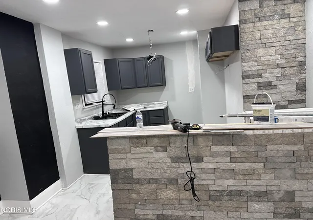 Photo 3 of Sale Pending at 1949 Talbot St, Toledo, OH 43613 | MLS# 10014730 | Listing updated on 2026-10-28
