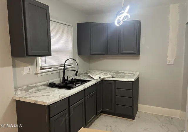 Photo 4 of Sale Pending at 1949 Talbot St, Toledo, OH 43613 | MLS# 10014730 | Listing updated on 2026-10-28