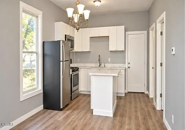 Photo 3 of Single family home for sale at 824 Berry St, Toledo, OH 43605 | MLS# 10014807 | Listing updated on 2026-10-22