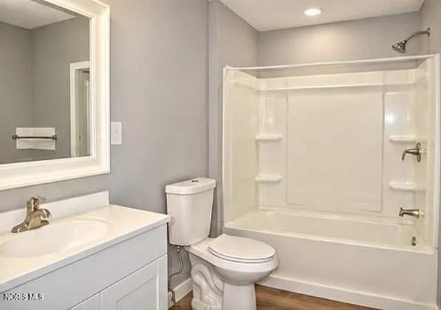 Photo 3 of Single family home for sale at 824 Berry St, Toledo, OH 43605 | MLS# 10014807 | Listing updated on 2026-10-22