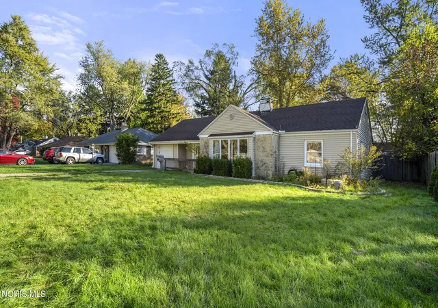 Photo 2 of Single family home for sale at 1922 Grecourt Dr, Toledo, OH 43615 | MLS# 10014672 | Listing updated on 2026-10-27