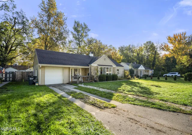 Photo 3 of Single family home for sale at 1922 Grecourt Dr, Toledo, OH 43615 | MLS# 10014672 | Listing updated on 2026-10-27