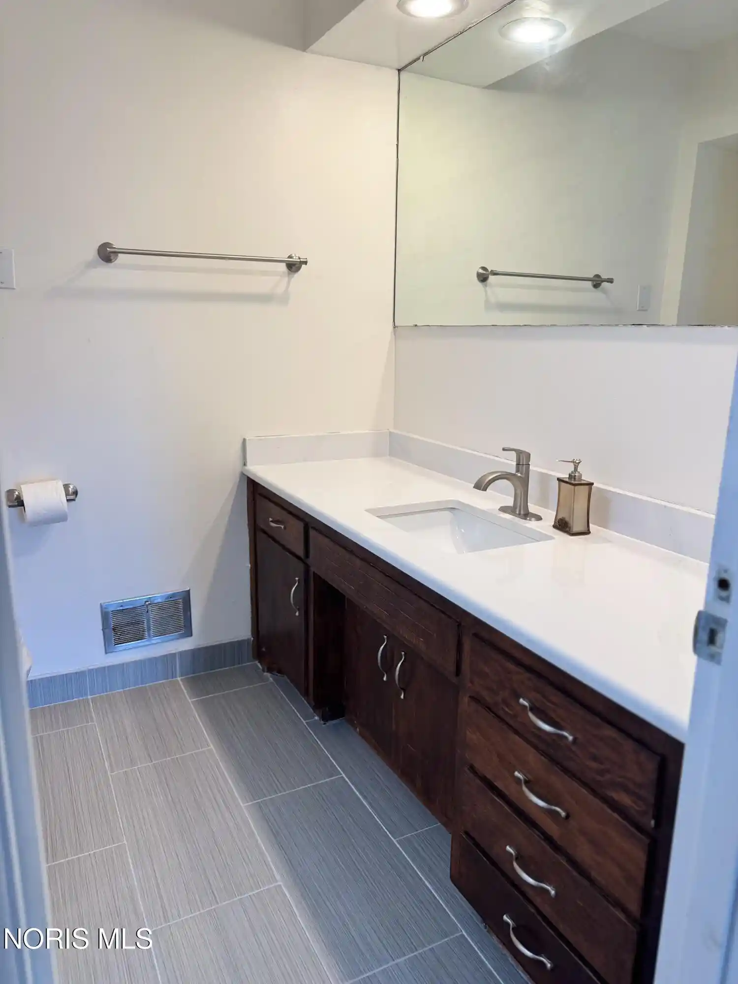 Listing Photo 12 - Condo for sale in 2130 Richards Rd located at 2130 Richards Rd, Ottawa Hills, OH 43606 - Unit 2130 Richards Rd