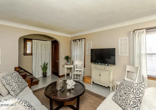 Photo 3 of Sale Pending at 3242 Glenn St, Toledo, OH 43613 | MLS# 10014742 | Listing updated on 2026-10-19