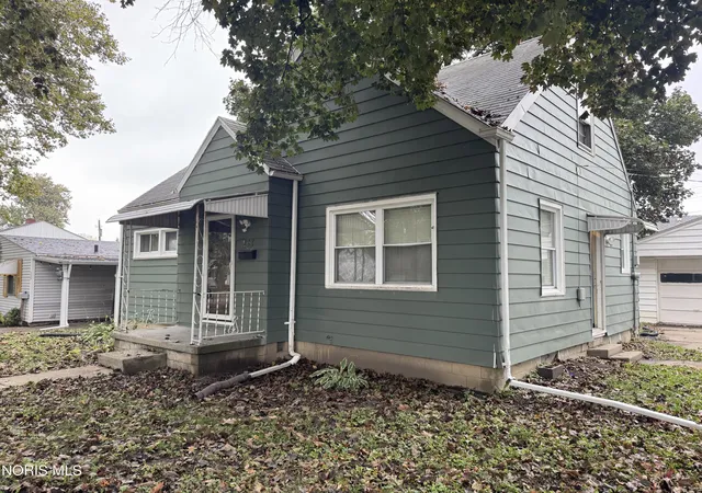 Photo 3 of Sale Pending at 233 Midvale Ave, Toledo, OH 43605 | MLS# 10014748 | Listing updated on 2026-10-25