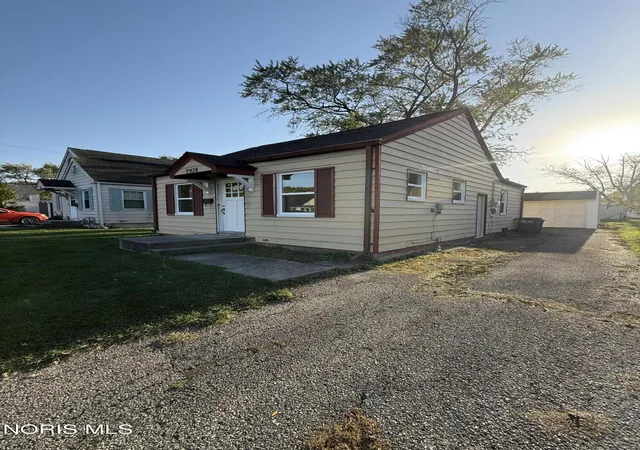 Photo 3 of Single family home for sale at 2938 Chipplegate Rd, Toledo, OH 43614 | MLS# 10014767 | Listing updated on 2026-10-22