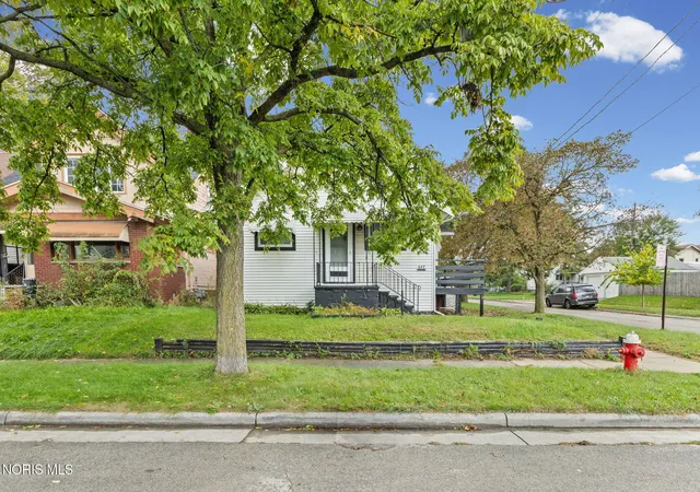 Photo 2 of Single family home for sale at 647 Nicholas St, Toledo, OH 43609 | MLS# 10014757 | Listing updated on 2026-10-21
