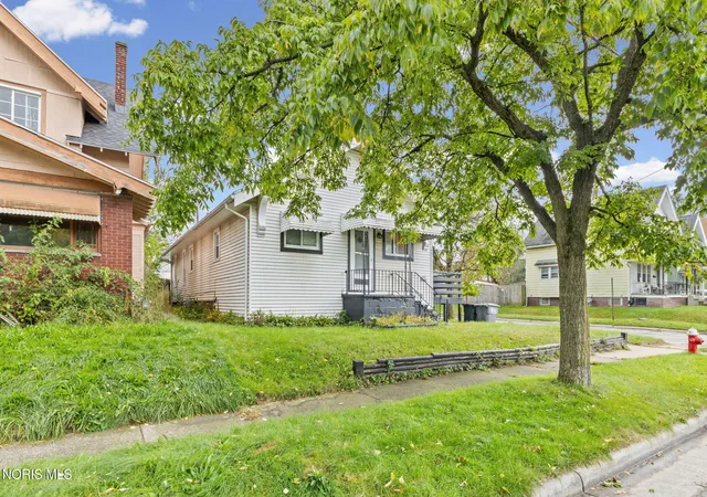 Photo 3 of Single family home for sale at 647 Nicholas St, Toledo, OH 43609 | MLS# 10014757 | Listing updated on 2026-10-21