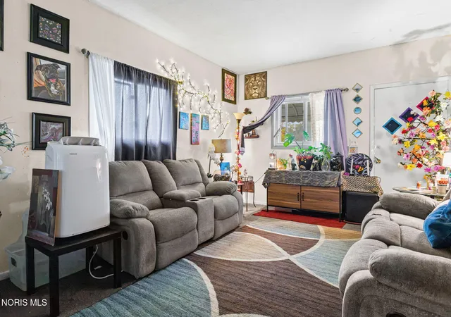 Photo 3 of Single family home for sale at 647 Nicholas St, Toledo, OH 43609 | MLS# 10014757 | Listing updated on 2026-10-21