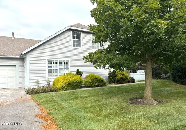 Photo 2 of Sale Pending at 93 Stonegate Cir, Bowling Green, OH 43402 | MLS# 10014770 | Listing updated on 2026-10-29