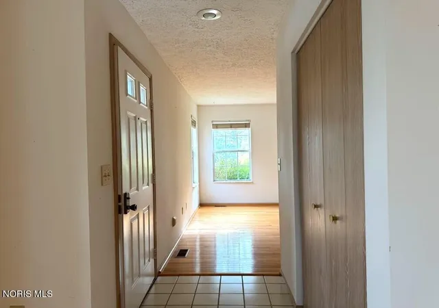 Photo 4 of Sale Pending at 93 Stonegate Cir, Bowling Green, OH 43402 | MLS# 10014770 | Listing updated on 2026-10-29