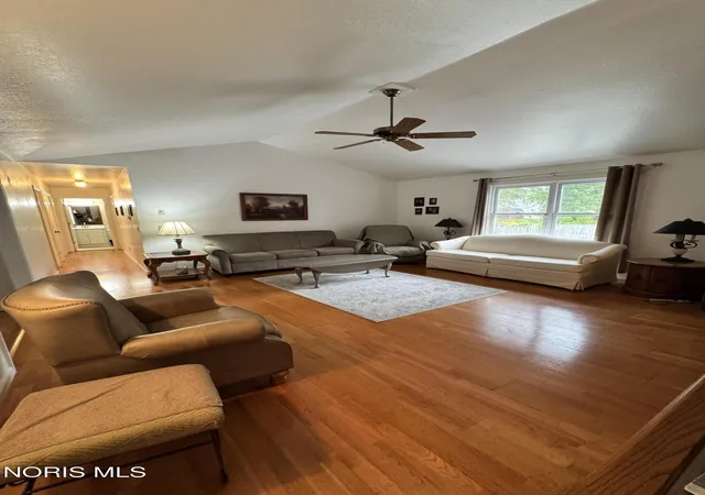 Photo 2 of Single family home for sale at 1860 Bobolink Ln, Toledo, OH 43615 | MLS# 10014775 | Listing updated on 2026-10-26