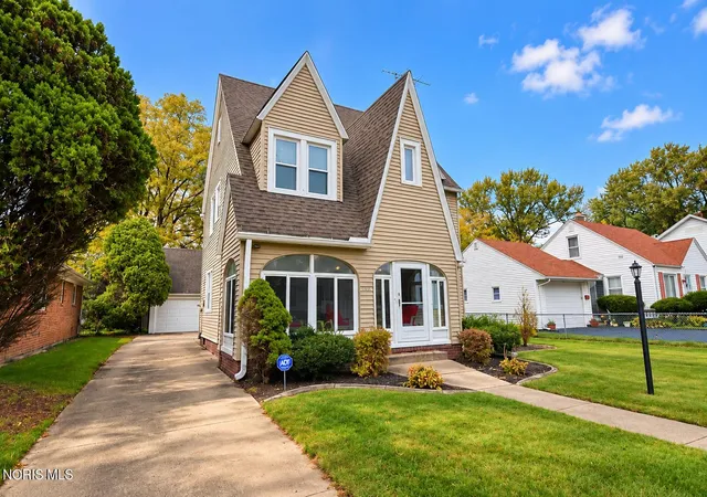 Photo 2 of Single family home for sale at 909 Secor Rd, Toledo, OH 43607 | MLS# 10014929 | Listing updated on 2026-10-26