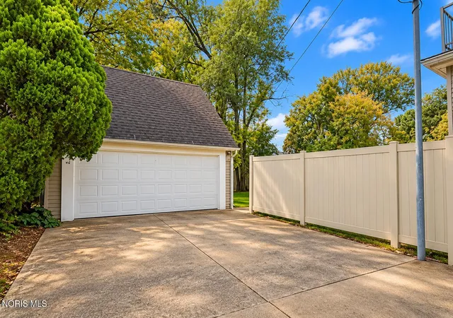Photo 3 of Single family home for sale at 909 Secor Rd, Toledo, OH 43607 | MLS# 10014929 | Listing updated on 2026-10-26