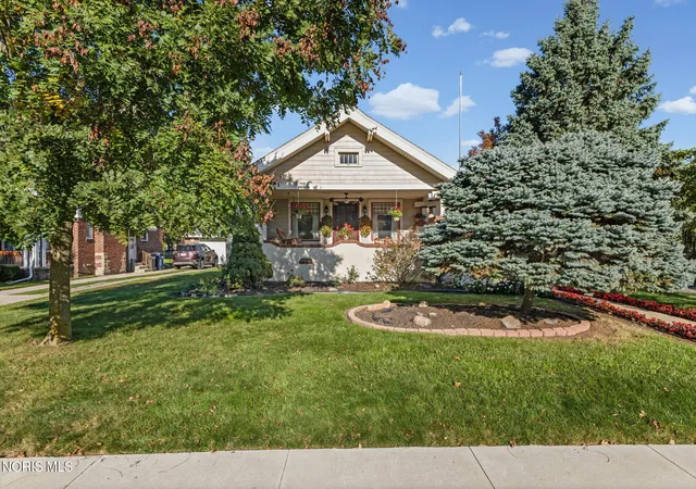 Photo 3 of Single family home for sale at 1704 Gilbert Rd, Toledo, OH 43614 | MLS# 10014824 | Listing updated on 2026-10-26
