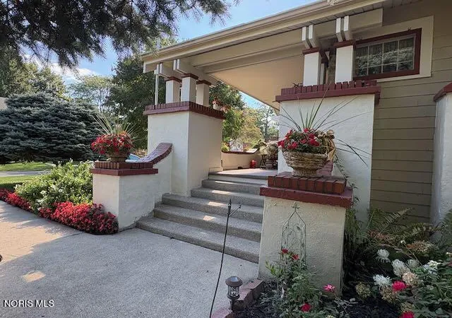 Photo 4 of Single family home for sale at 1704 Gilbert Rd, Toledo, OH 43614 | MLS# 10014824 | Listing updated on 2026-10-26