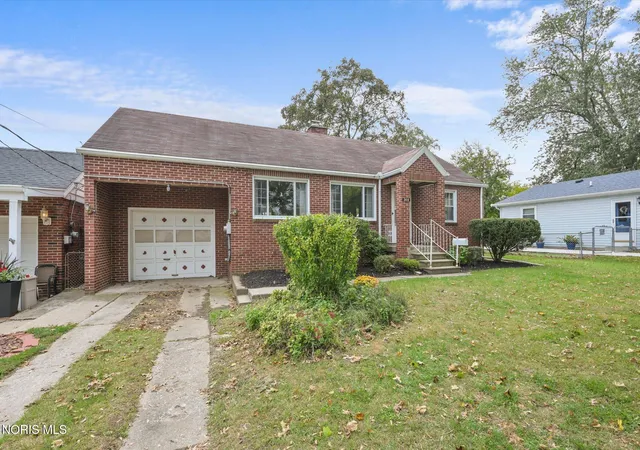 Photo 2 of Single family home for sale at 2419 Bucklew Dr, Toledo, OH 43613 | MLS# 10014841 | Listing updated on 2026-10-22