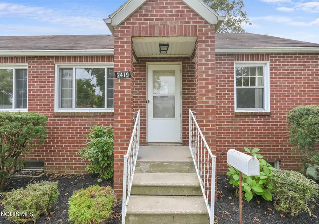 Photo 4 of Single family home for sale at 2419 Bucklew Dr, Toledo, OH 43613 | MLS# 10014841 | Listing updated on 2026-10-22