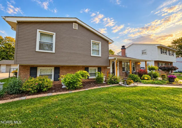 Photo 2 of Single family home for sale at 5222 Brophy Dr, Toledo, OH 43611 | MLS# 10014792 | Listing updated on 2026-10-19