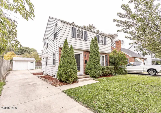Photo 2 of Sale Pending at 1627 Yosemite Dr, Toledo, OH 43614 | MLS# 10014794 | Listing updated on 2026-10-20